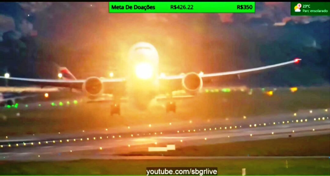 Vento cruzado em Guarulhos Boeing 777 decola inclinado e chama atenção de spotters_Imgem SBGR LIVE