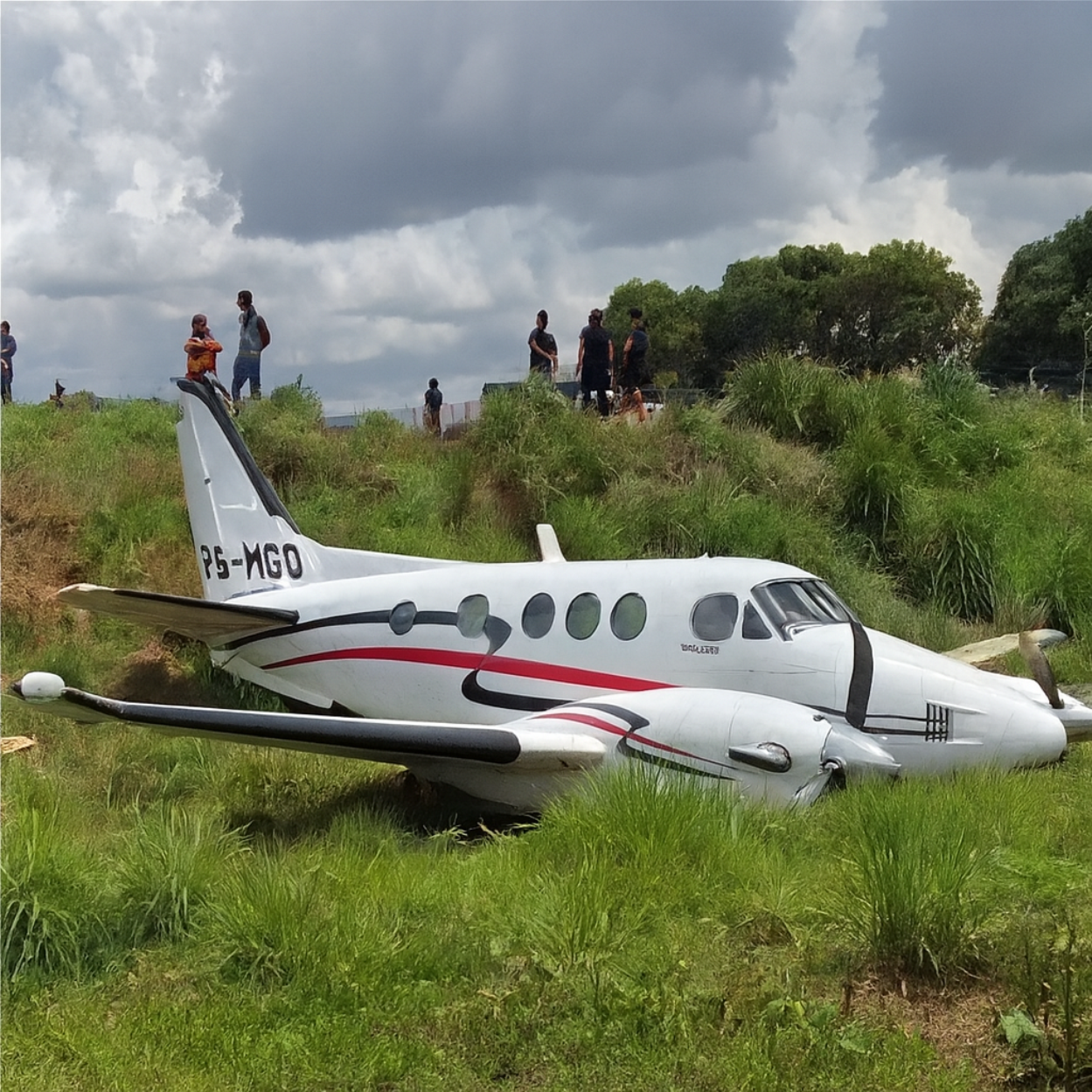 Avião King Air sai da Pista em Pará de MInas-MG