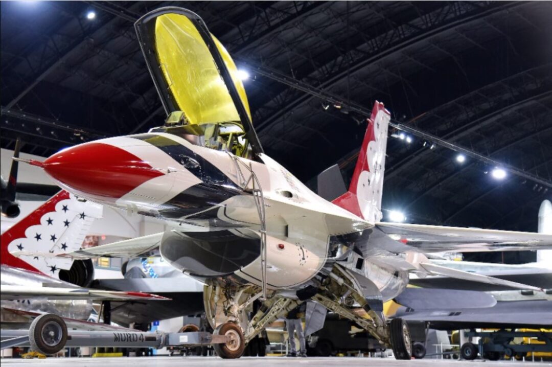 Caca-F-16-dos-Thunderbirds_Imagem-Thunderbirds