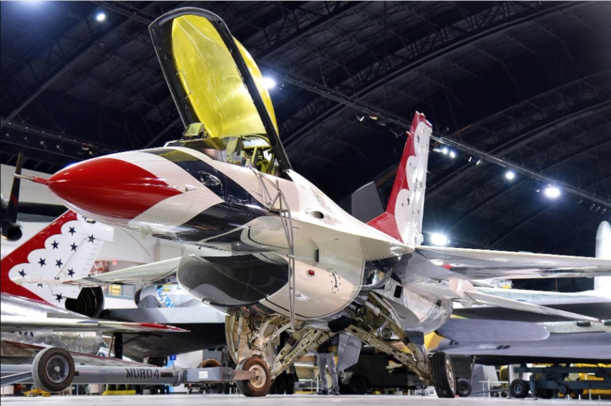 Caca-F-16-dos-Thunderbirds_Imagem-Thunderbirds