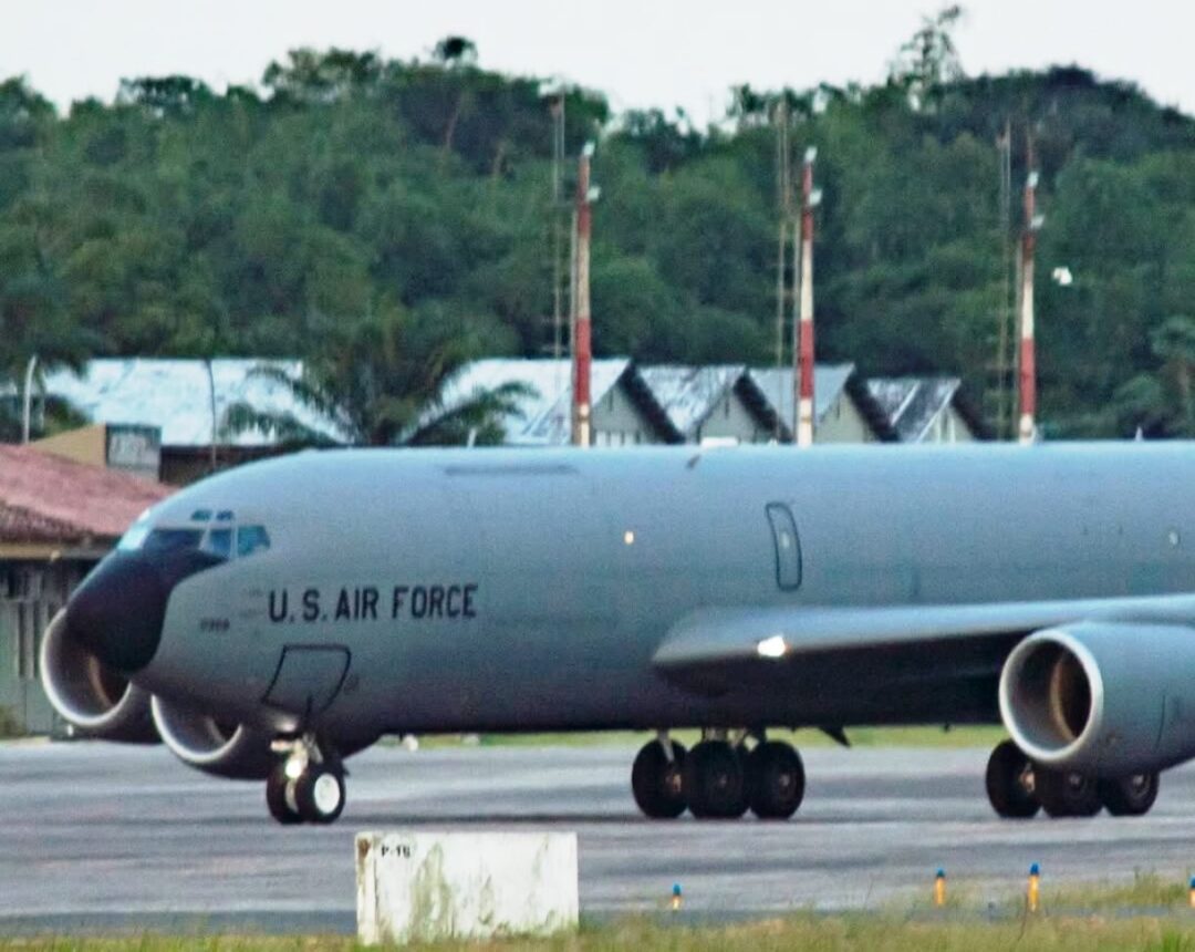 KC-135R-em-apoio-aos-F-16-Argentino-em-deslocamento-para-Buenos-Aires-Imagem-C.H_Spotter