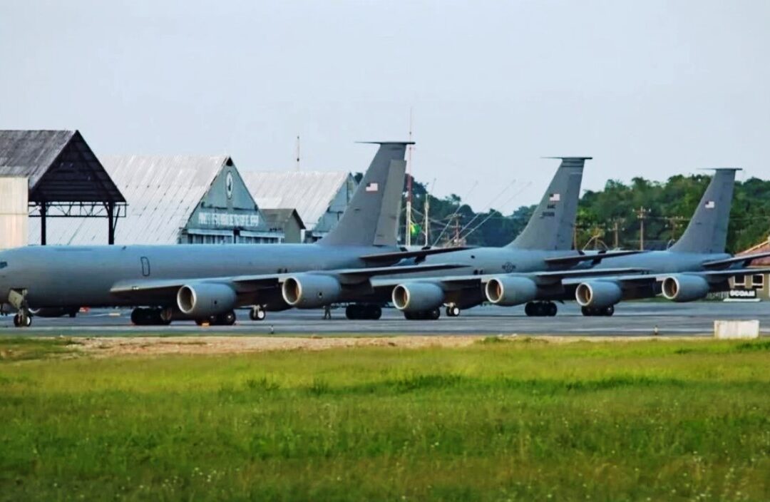 Três KC-135 Stratotanker pousaram em Belém em apoio aos F-16 argentinos em Natal