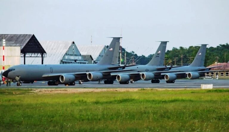 KC-135R-em-apoio-aos-F-16-Argentino-em-deslocamento-para-Buenos-Aires-Imagem-C.H_Spotter