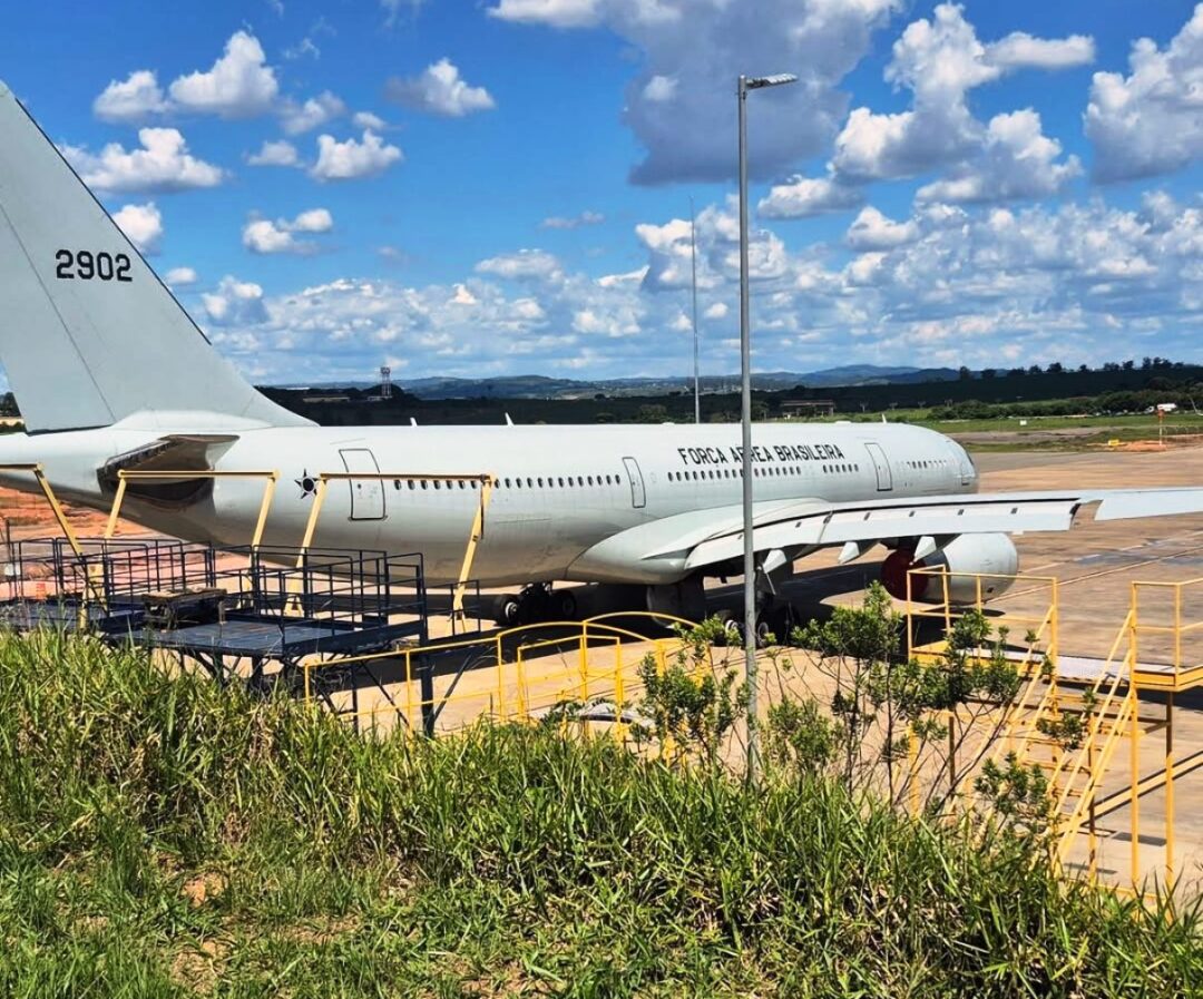 KC-30-FAB2902-aparece-parado-em-pateo-da-Azul_Imagem-Kaua-malek