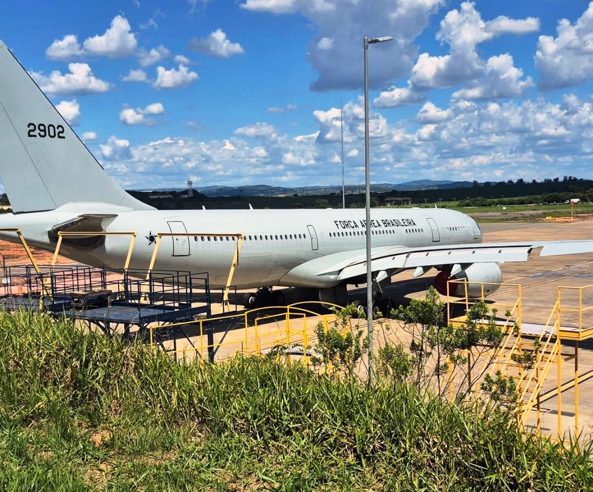 KC-30-FAB2902-aparece-parado-em-pateo-da-Azul_Imagem-Kaua-malek