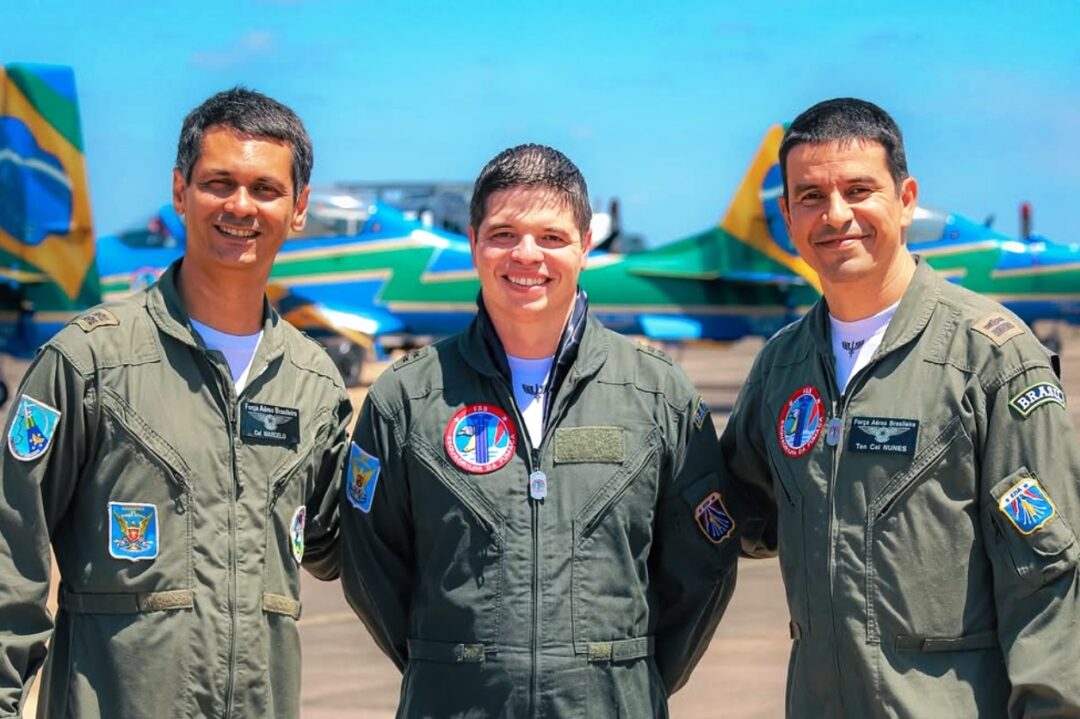 Novo-Lider-e-Cmte-da-Esquadriha-da-Fumaca-Major-Gasparelo-AO-CENTRO_Imagem-EDA