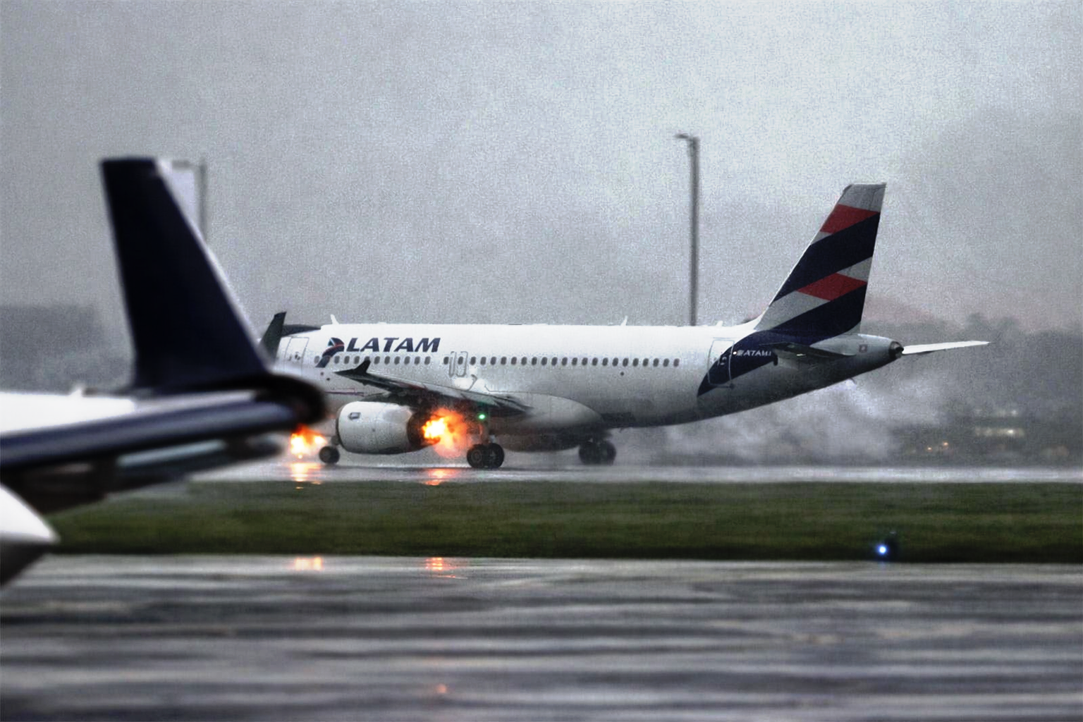 Fogo-no-motor-do-A320-da-LATAM-antes-da-decolagem_Imagem-divulgacao-redes-sociais