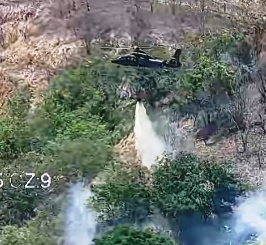 Helicoptero-Pantera-do-2o-BAvEx-atua-com-helibalde-em-incendio_Imagem-BAVEX-1