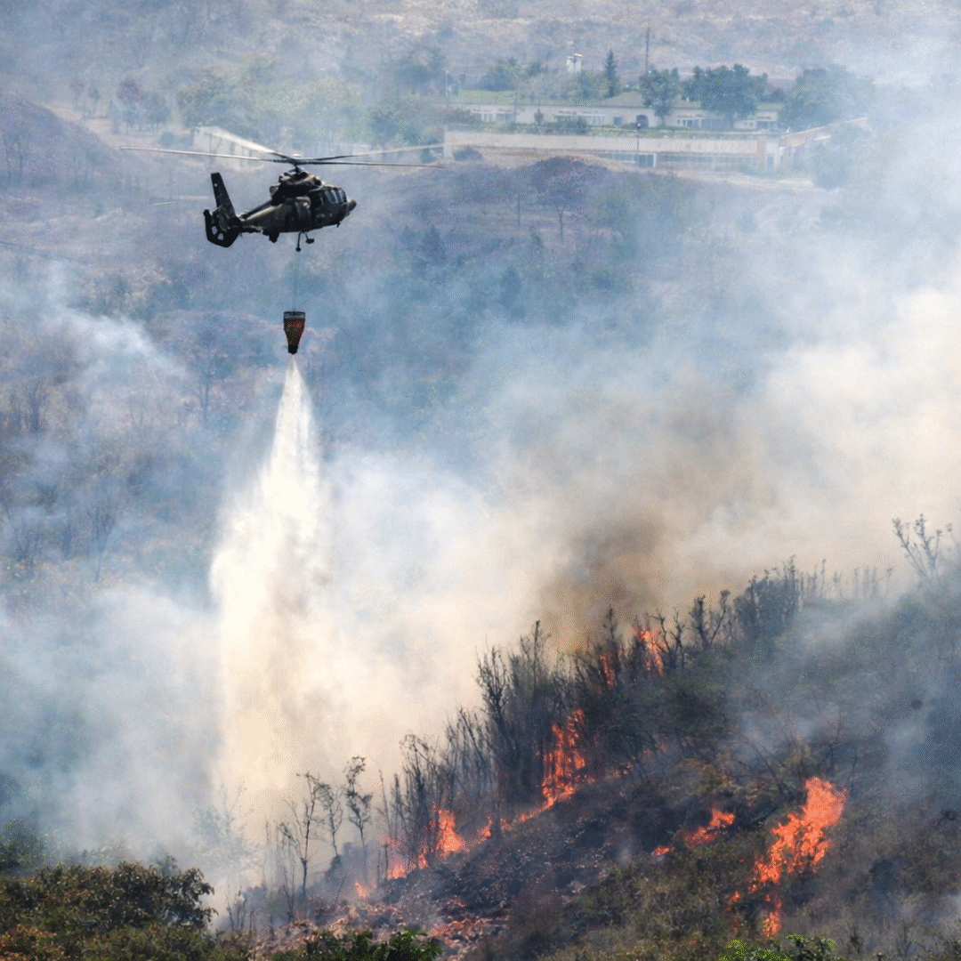 Helicóptero Pantera do 2º BAvEx atua com helibalde em incêndio_Imagem BAVEX