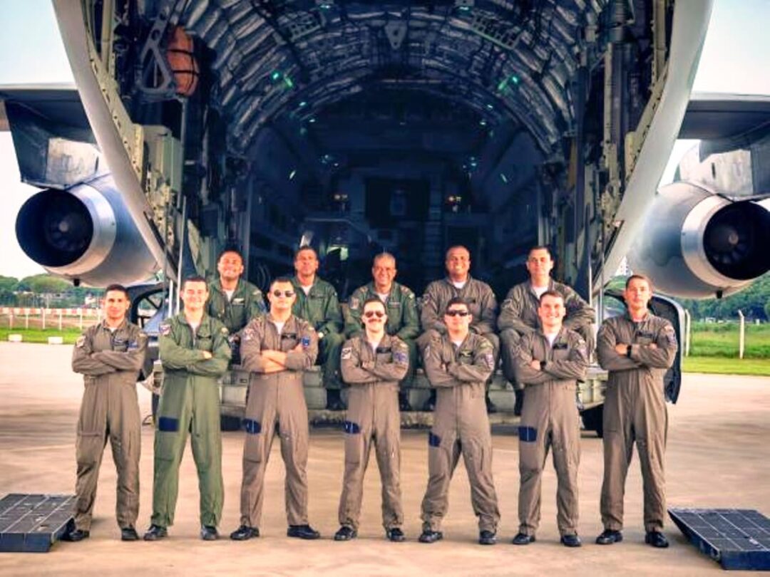 KC-390-Millennium-transporta-dois-helicopteros-H-50-Esquilo_Foto-1o-GTT