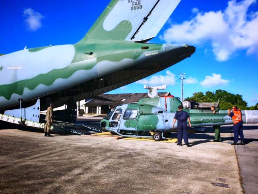 KC-390-Millennium-transporta-dois-helicopteros-H-50-Esquilo_Foto-1o-GTT.