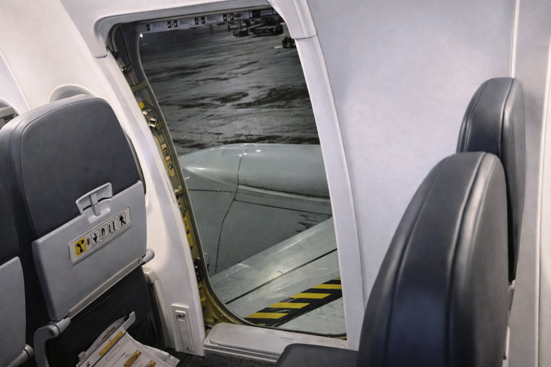 Passageiro aciona porta de emergência_Imagem da web