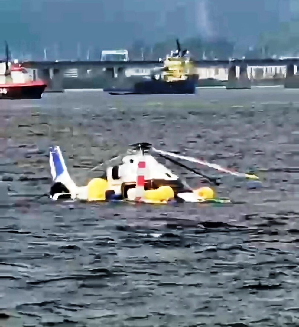 Video-mostra-Helicopero-H160-sendo-rebocado-no-mar_Imagem-Internet