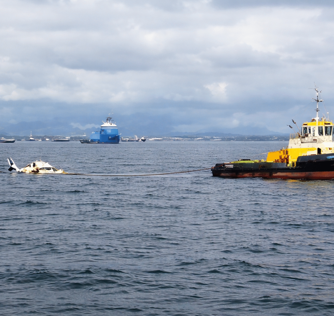 Helicóptero Airbus H160 é visto sendo rebocado no mar após pouso forçado