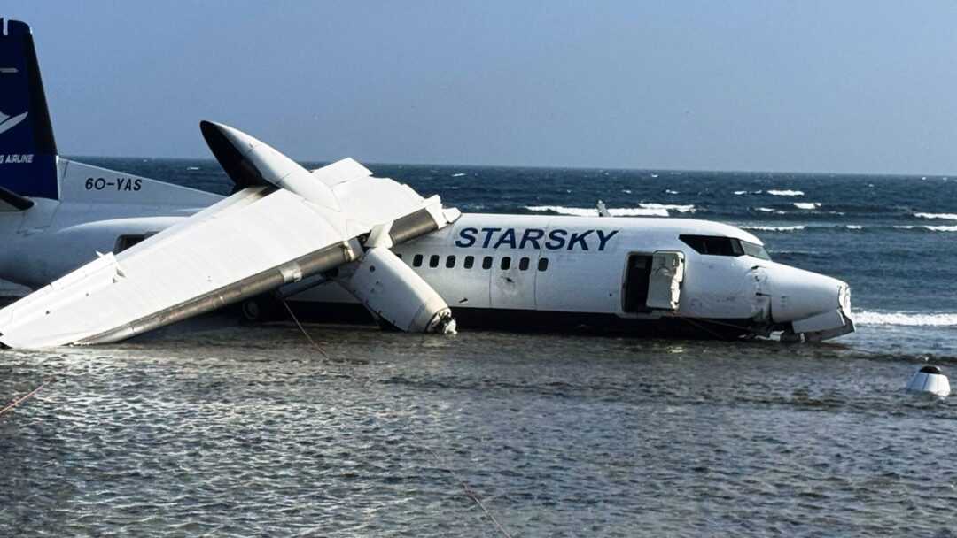 Aviao-da-Starsky-Aviation-ultrapassa-pista-e-para-na-praia-na-Somalia-com-55-pessoas-a-bordo_Imagem-Divulgacao