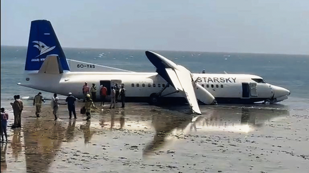 Aviao-da-Starsky-Aviation-ultrapassa-pista-e-para-na-praia-na-Somalia-com-55-pessoas-a-bordo_Imagem-Divulgacao