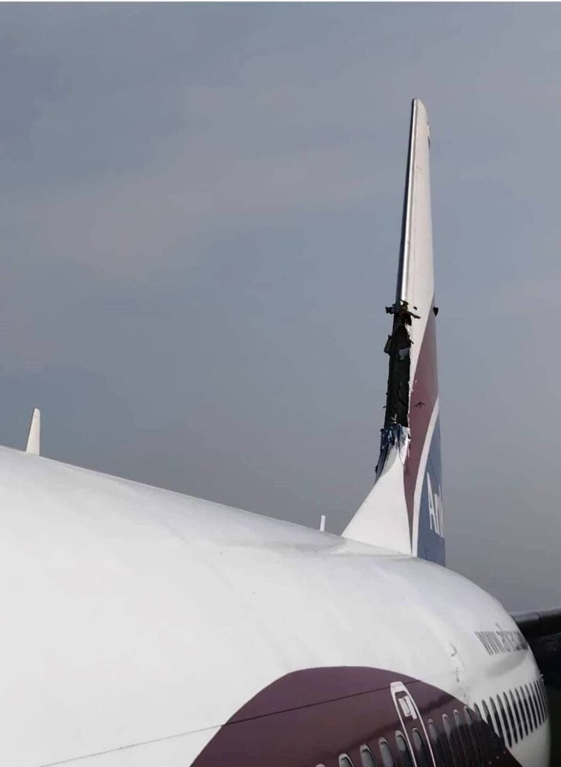 Boeing-737-7GL-da-Arik-Air-enfrentou-uma-falha-de-motor-2