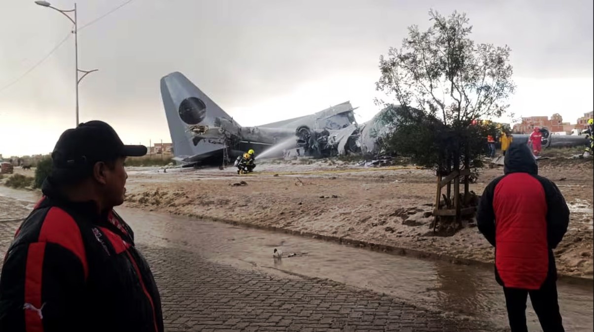 C-130-Hercules-da-Forca-Aerea-da-Bolivia-cai-e-mata-15-em-El-Alto_Imagem-Internet-1