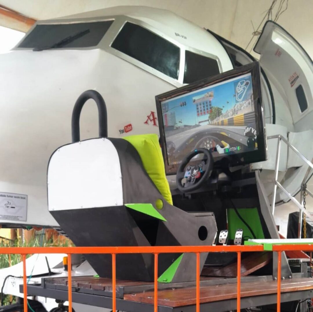 Simulador-de-voo-no-Espirito-Santo-une-cabine-de-aviao-e-Formula-1-em-Ibiracu_Imgem-divulgacao
