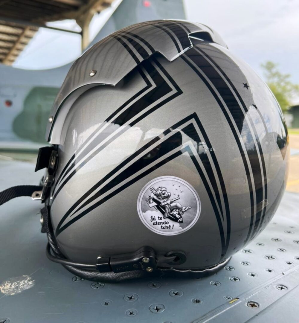 Sorteio-de-um-Capacete-Comemorativo-do-Esquadrao-Pampa_Imagem-Assoc-Pilotos-Caca-Esqu-Pampa-1