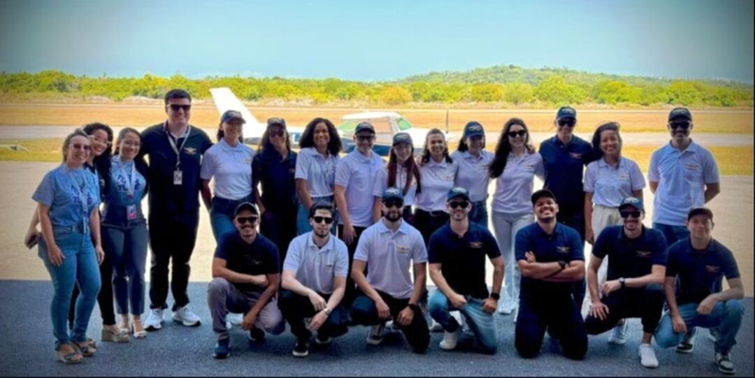 Detalhes do anexo
Alunos-do-1o-curso-para-Pilotos-Comercial-da-UFERSA-ANAC_Imagem-divulgacao