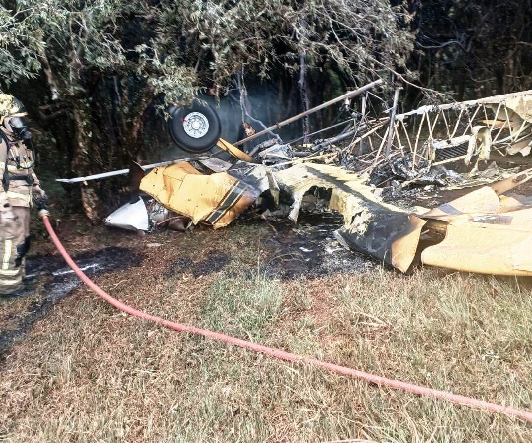 Piloto morre em queda de avião agrícola no RS após colisão durante operação em baixa altura
