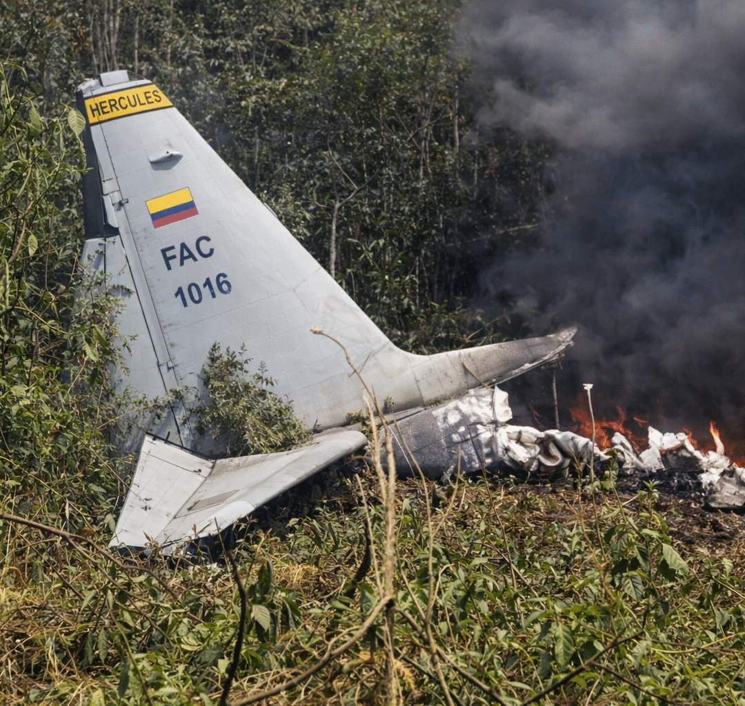 Avião militar da Colômbia cai na decolagem perto da fronteira com o Peru e mobiliza grande operação de resgate