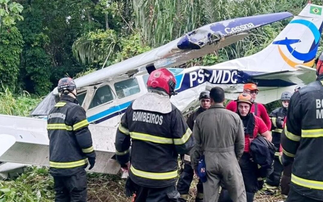 Avião anfíbio de missionários sai da pista em Manaus durante decolagem