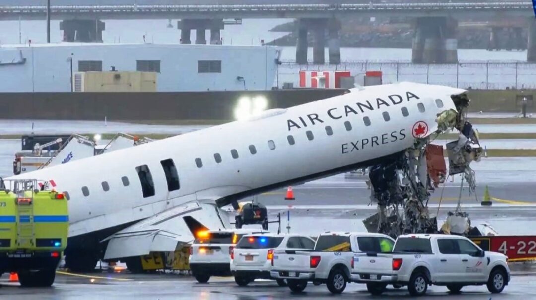 Aviao-da-Air-Canada-CRJ900-envolvido-em-colisao-em-NY-com-caminhao-de-Bombeiros_Imagem-divugacao
