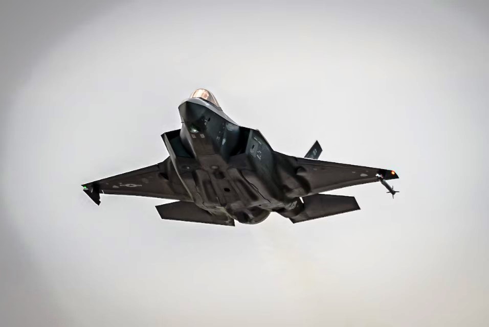 Caca-F-35-dos-EUA-apos-pouso-de-emergencia-no-Oriente-Medio-2