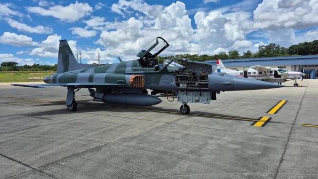 F-5EM-FAB-4827-retorna-ao-Esquadrao-Jambock-apos-passar-por-manutencao-no-PAMA-SP-Imagem-PAMA-SP