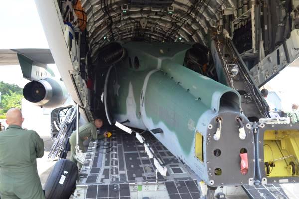 Helicoptero-H-60-Black-Hawk-da-FAB-sendo-embarcado-para-os-EUA-para-modernizacao_Imagem-PAMA-SP-1