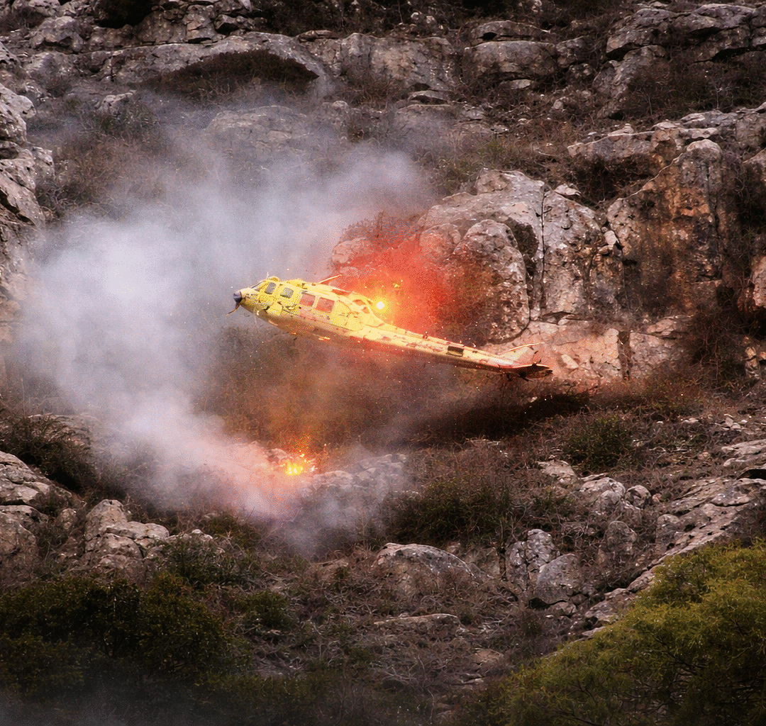 Helicóptero cai em meio às chamas na África do Sul e expõe o risco extremo do combate aéreo a incêndios
