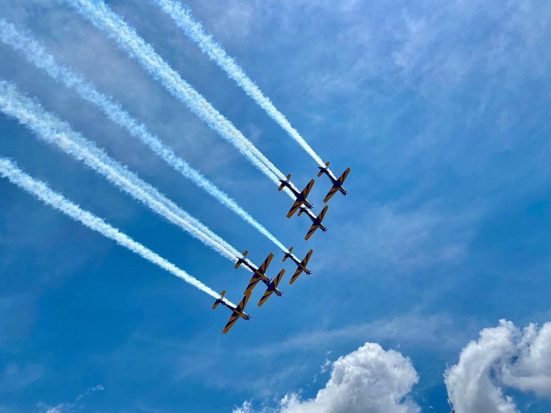Esquadrilha da Fumaça com aviões A-29 Super Tucano em formação durante sobrevoo