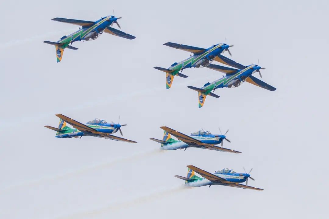 Esquadrilha da Fumaça com aviões A-29 Super Tucano em formação durante sobrevoo