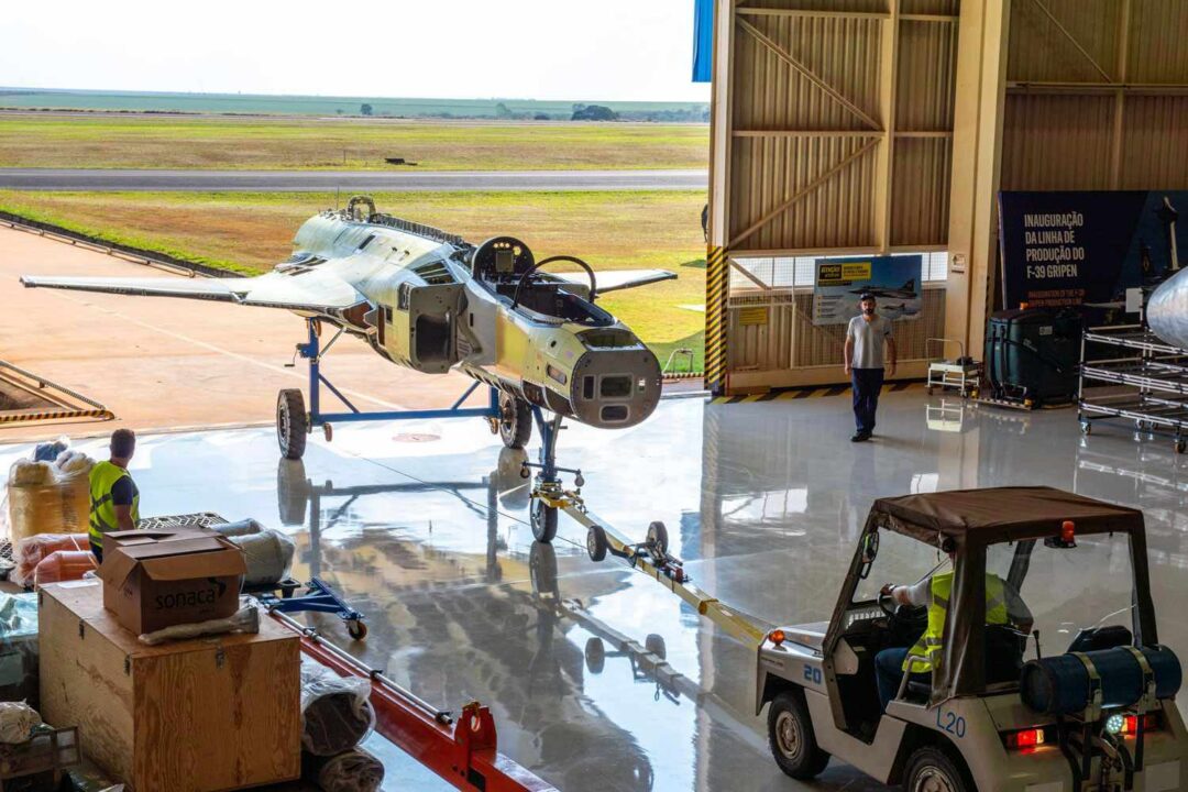 Imagens-da-montagem-do-F-39-Gripen-FAB-4109-na-Embraer_Imagem-Divulgacao-Embraer-2