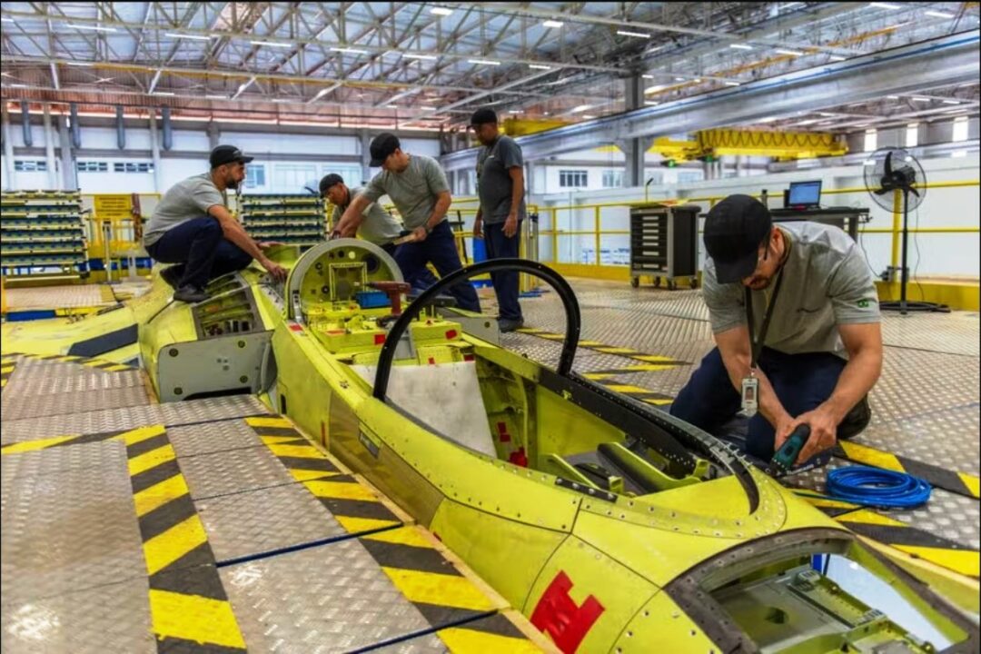 Imagens-da-montagem-do-F-39-Gripen-FAB-4109-na-Embraer_Imagem-Divulgacao-Embraer-3