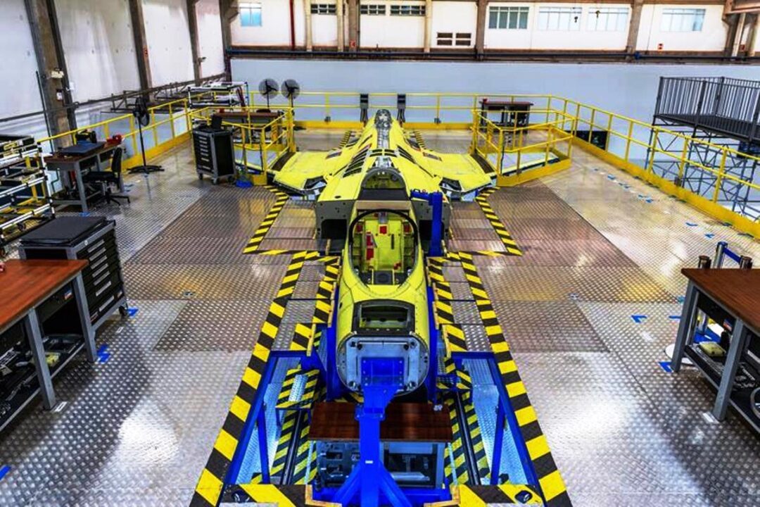 Imagens-da-montagem-do-F-39-Gripen-FAB-4109-na-Embraer_Imagem-Divulgacao-Embraer-4