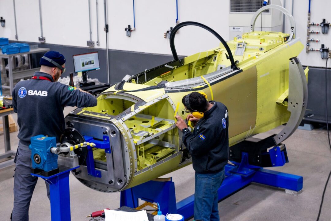 Imagens-da-montagem-do-F-39-Gripen-FAB-4109-na-Embraer_Imagem-Divulgacao-Embraer-5
