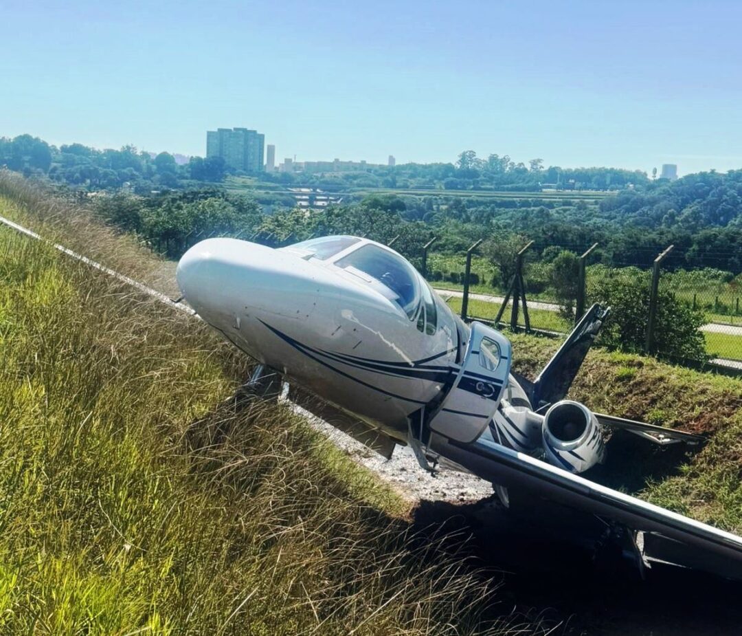 Jato executivo sai da pista e para em barranco no Aeroporto de Jundiaí_Imagem divulgação 1