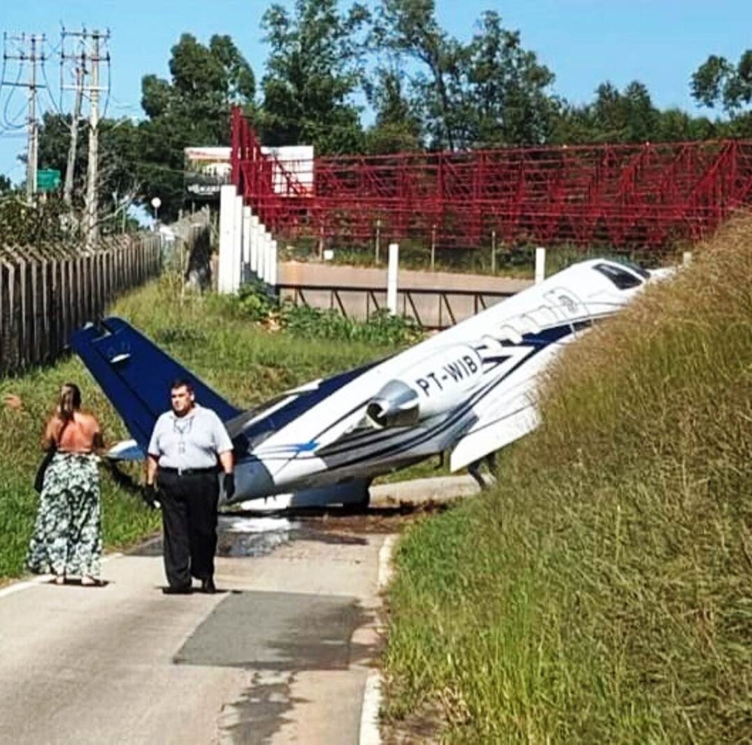 Jato executivo sai da pista e para em barranco no Aeroporto de Jundiaí