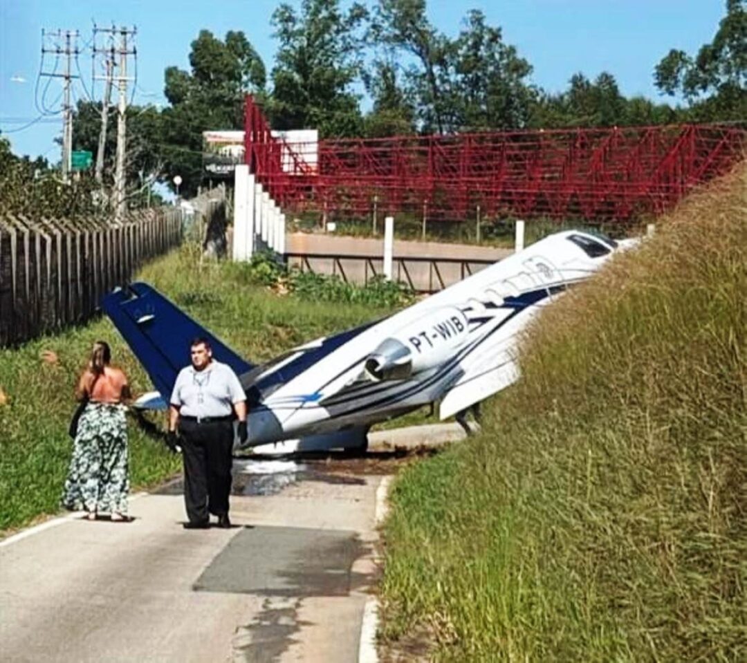Jato-executivo-sai-da-pista-e-para-em-barranco-no-Aeroporto-de-Jundiai_Imagem-divulgacao