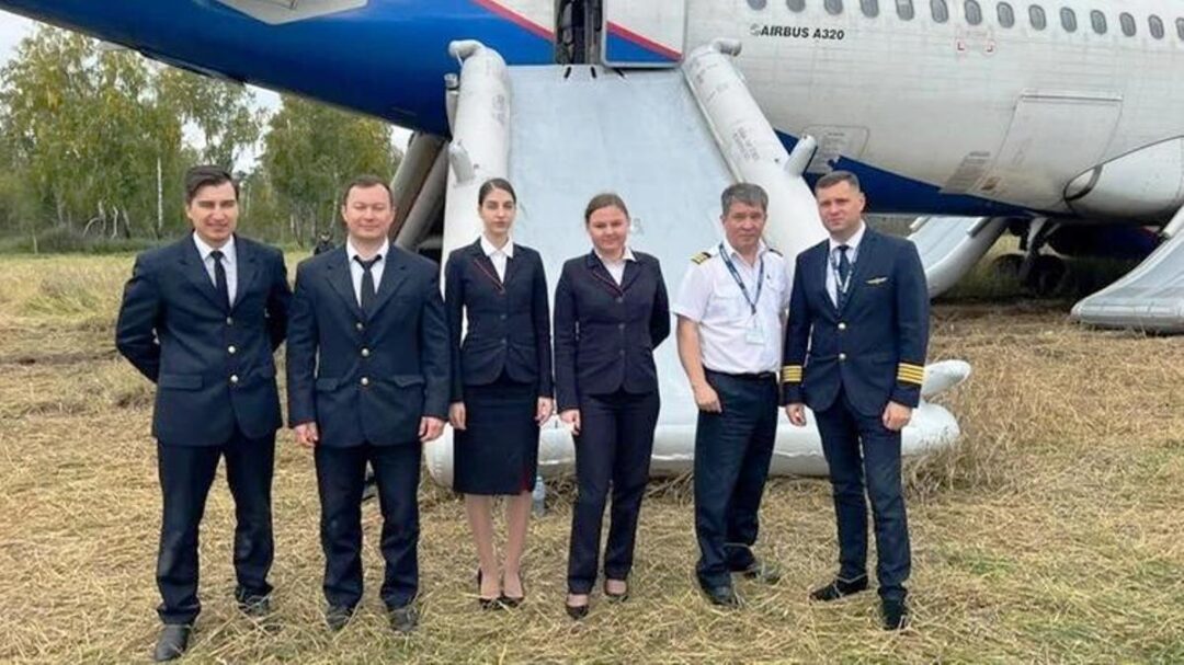 Tripulação do Airbus A-320 da URAL Airlenes que pousou em plantação na Russia em 2023_Imagem internet.