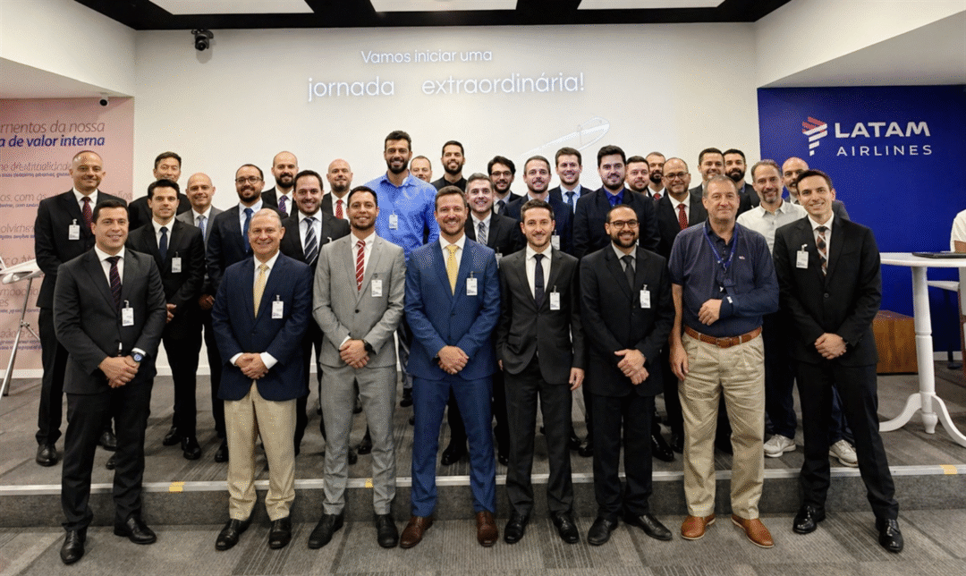 Alguns dos novos Pilotos e Co Pilotos do EMBRAER E-2 da LATAM_Foto Divulgação