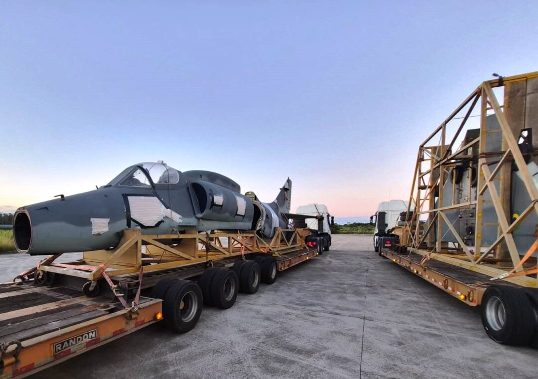 Aviao-A-4-NA-1012-da-Marinha-seguindo-para-doacao-em-Picarras-SC_Imagem-Redes-Sociais-1