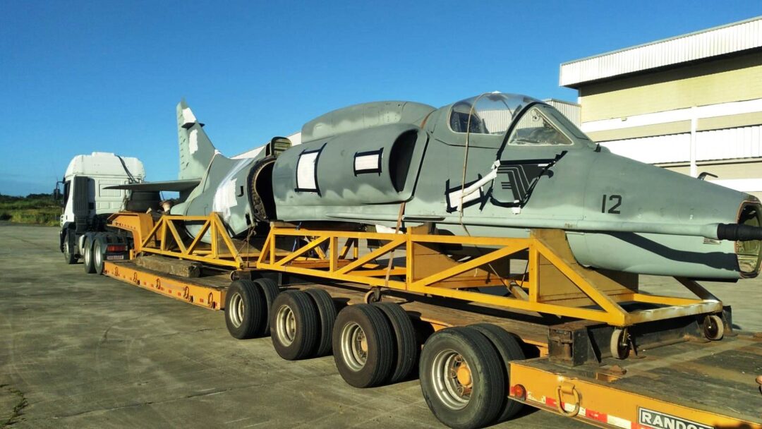 Aviao-A-4-NA-1012-da-Marinha-seguindo-para-doacao-em-Picarras-SC_Imagem-Redes-Sociais.