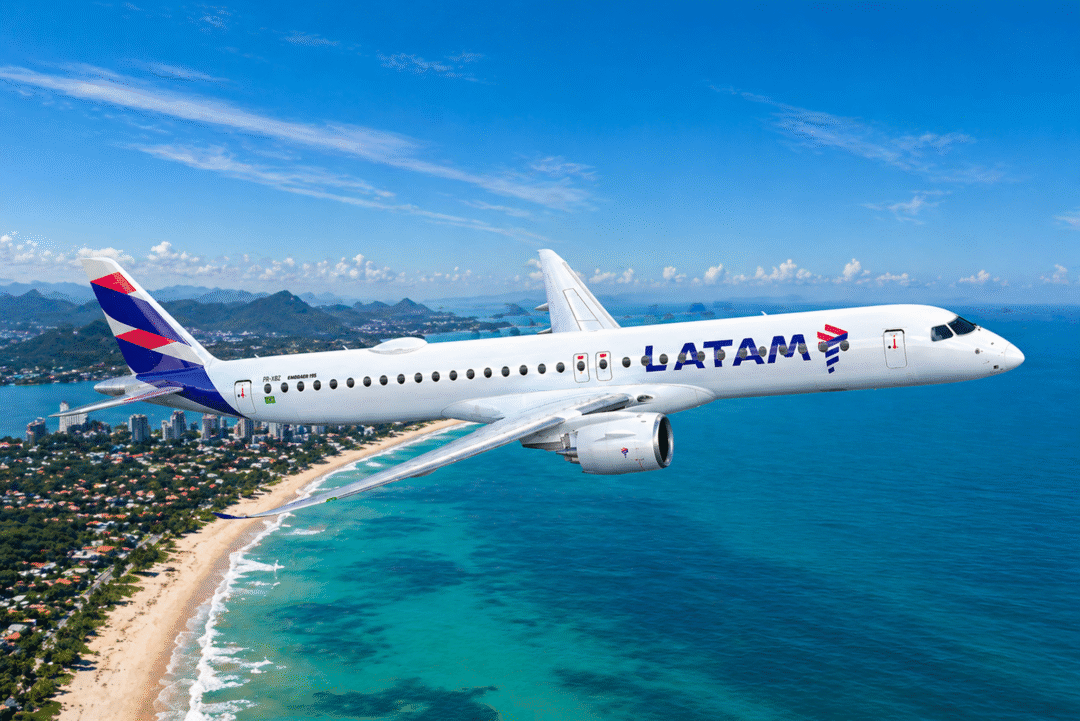 Avião da LATAM Embraer E-2 com a nova pintura_Foto Divulgação