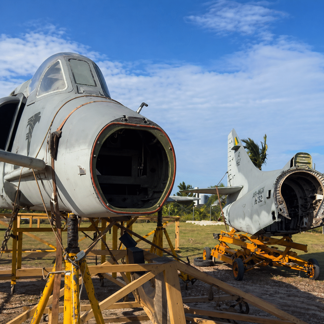 Caça A-4 da Marinha do Brasil sendo montado em Picarras_Imagem Navegantes e Penha 1