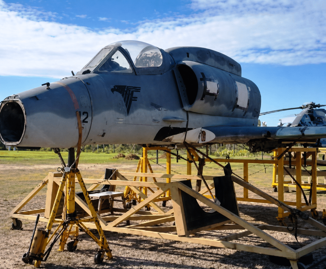 Caca-A-4-da-Marinha-do-Brasil-sendo-montado-em-Picarras_Imagem-Navegantes-e-Penha