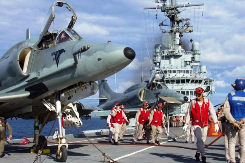 Caca-A-4-da-Marinha-do-Brasil_Imagem-Marcelo-Lobo-site-Aviacao-em-Floripa-1
